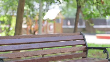 Sıradan Hintli Kadın Park Bench 'e oturuyor.