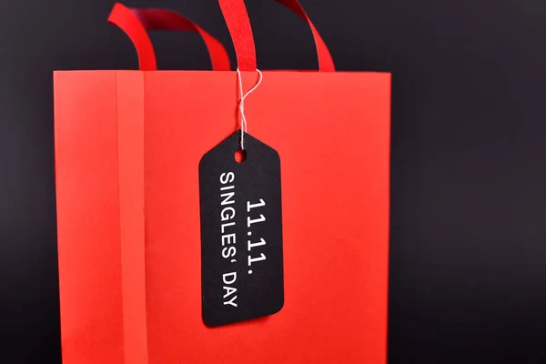 有11点11分的购物袋 光棍节 是中国非官方的节日和购物旺季 用来庆祝没有恋爱关系的人 — 图库照片
