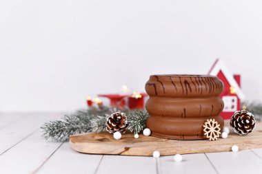 Geleneksel Alman katmanlı, 'Baumkuchen' adı verilen, mevsimlik dekorasyonla çevrili, çikolata kaplı kış pastası.