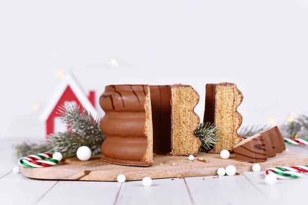 Откройте Традиционный Немецкий Слоистый Зимний Торт Названием Baumkuchen Застекленный Шоколадом — стоковое фото
