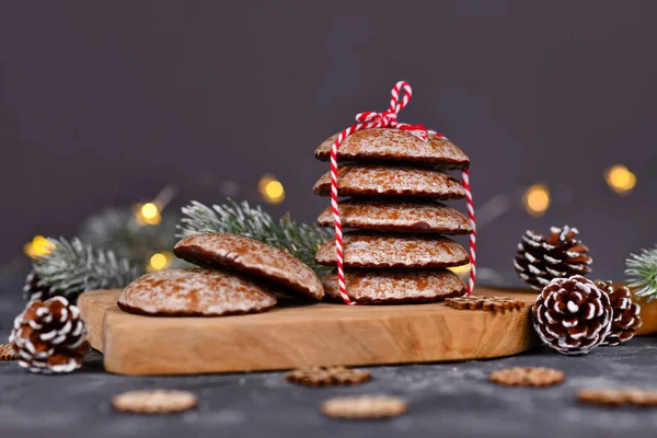 Στοίβα Από Παραδοσιακό Γερμανικό Στρογγυλό Γλασαρισμένο Μπισκότο Gingerbread Που Ονομάζεται — Φωτογραφία Αρχείου