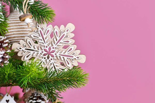 Rama Árbol Navidad Con Adorno Copo Nieve Madera Natural Frente —  Fotos de Stock