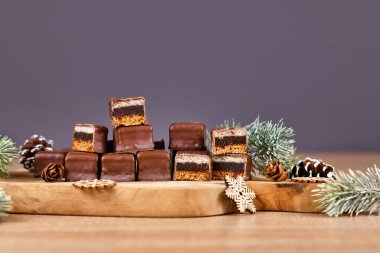 Doğal Noel ağacı süsü bej ve beyaz jüt ipten ve ağaç dallarındaki koyun süsünden yapılmıştır.