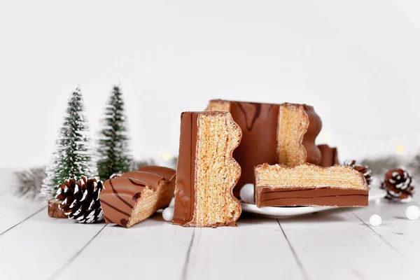 Откройте Традиционный Немецкий Слоистый Зимний Торт Названием Baumkuchen Застекленный Шоколадом — стоковое фото
