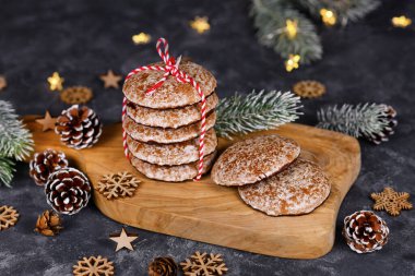Geleneksel Alman yuvarlak zencefilli Noel kurabiyesi yığınları 'Lebkuchen-