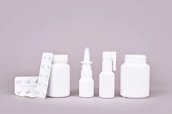 Medikamente Gegen Erkältung Und Grippe Nasenspray Rachenspray Tabletten Und Gewebe — Stockfoto