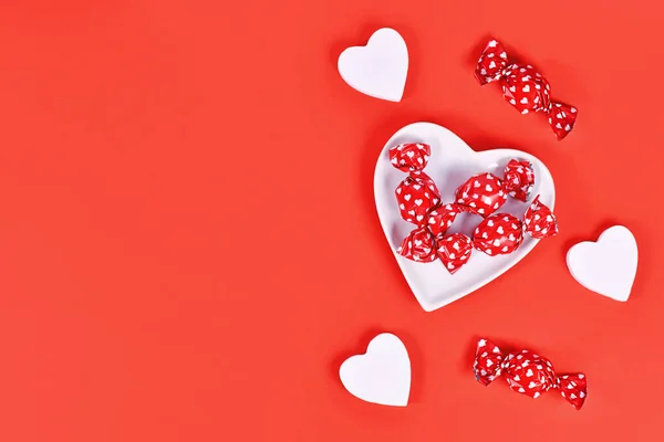 Dia Dos Namorados Doces Confete Placa Forma Coração Fundo Vermelho — Fotografia de Stock