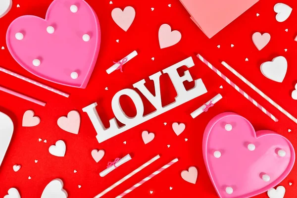 День Святого Валентина Любовним Текстом Прикрасами Серця Спринклерами Червоному Фоні — стокове фото