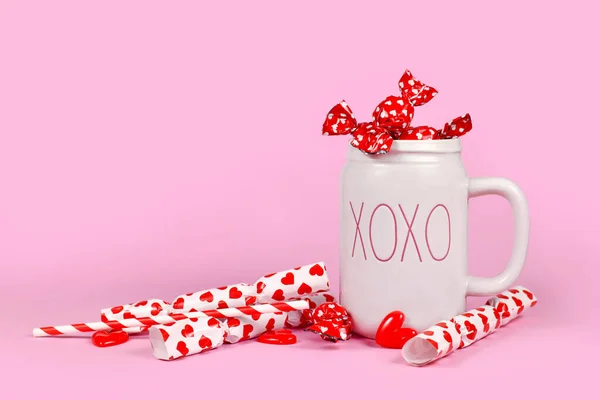Cute Valentine Day Decoration Hearts Red Candy Xoxo Mug Pink — Stockfoto
