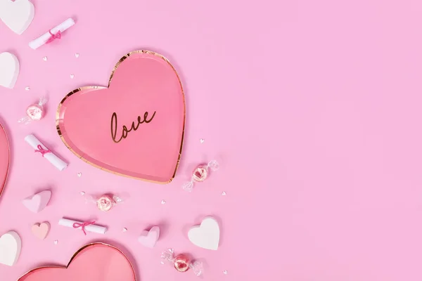 Valentine Day Flat Lay Heart Shaped Plates Heart Ornaments Candy — Fotografia de Stock