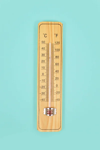 Деревянный Термометр Зеленом Фоне — стоковое фото