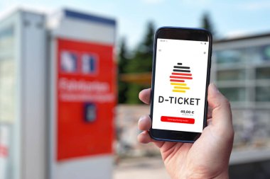 Almanya - Nisan 2023: 49 Euro 'luk mobil bilet uygulaması, Almanya' da toplu taşımacılık için 'Deutschlandticket' olarak da adlandırılıyor 