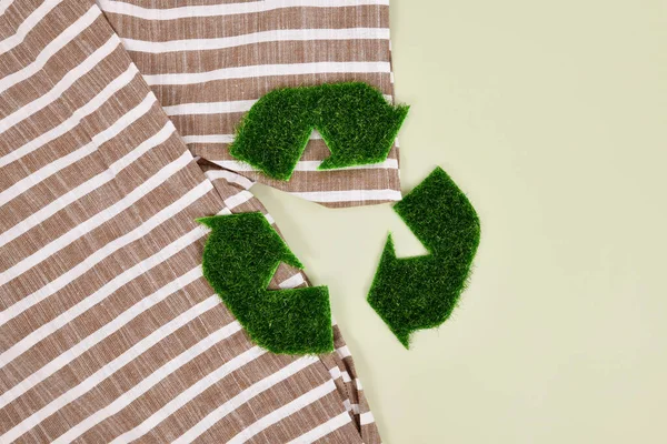 Концепция Экологически Чистой Одежды Символом Стрелы Переработки Травы — стоковое фото