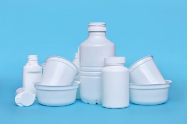 Mavi arkaplanda farklı plastik atık paketleri