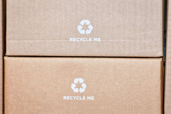 Caixas Papelão Com Símbolo Seta Reciclagem Texto Dizendo Reciclar — Fotografia de Stock