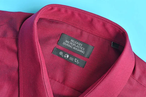 Camisa Con Etiqueta Que Dice Libera Microplásticos Durante Lavado Concepto — Foto de Stock