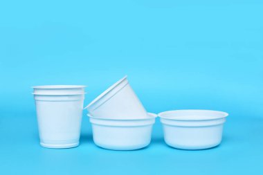 Mavi arkaplanda farklı plastik atık paketleri