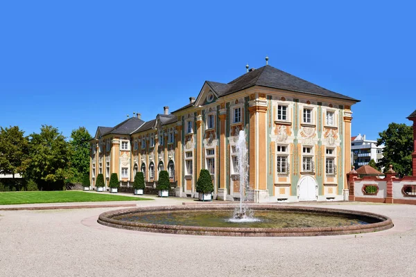 ドイツのブルッチャーサル 2023年8月 晴れた日にブルッチャール宮殿と呼ばれるバロック様式の城の隣接する建物 — ストック写真
