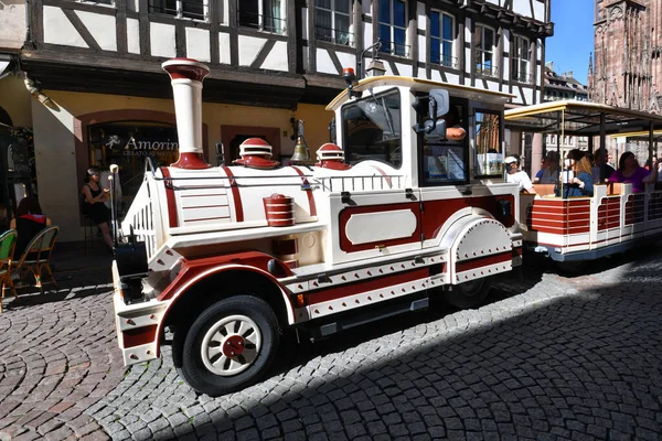 法国斯特拉斯堡 2023年9月 在阳光明媚的日子里 一辆名为 小火车 的小火车带着游客游览了历史名城中心 — 图库照片