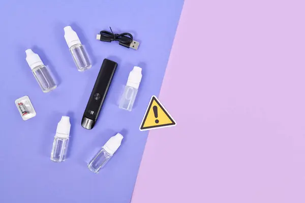 Elektronische Zigarette Flaschen Mit Flüssiglösungen Ladegerät Und Warnhinweis — Stockfoto