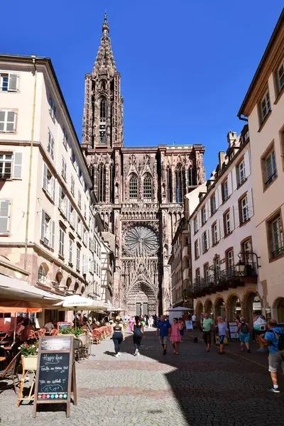 Страсбург Франция Сентябрь 2023 Улица Туристами Перед Знаменитым Страсбургским Собором — стоковое фото