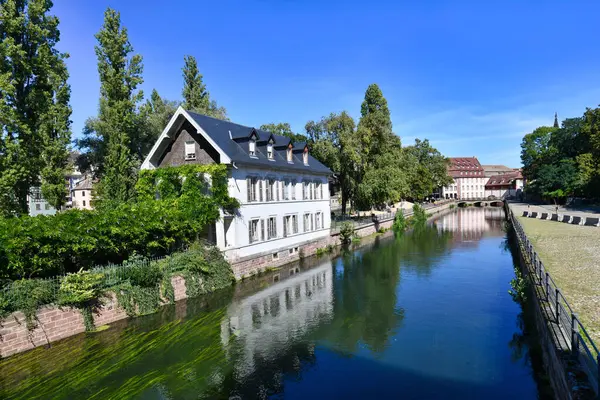 Fransa 'daki Strasbourg,' Maison des Ponts Couverts 'tarihi' Petite France 'mahallesindeki River' III binası