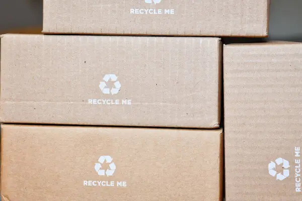 Muitas Caixas Papelão Com Símbolo Seta Reciclagem Texto Dizendo Reciclar — Fotografia de Stock