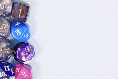 Açık gri arkaplan ve boş kopya spac içeren mavi ve mor rol yapma oyunu RPG zarları