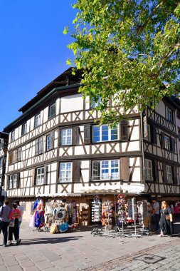 Strasbourg, Fransa - Eylül 2023: Avrupa stili tarihi kentte turist hediyelik eşya dükkanı olan yarım keresteli çerçeve