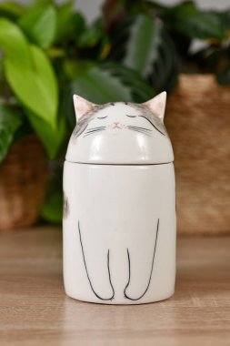 Almanya - Ekim 2023: Masada kedi besleme vazosu