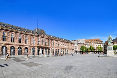 Strasbourg, Fransa - 5 Eylül 2023: 'Place Kleber' adlı meydanda tarihi binadaki büyük alışveriş merkezi 