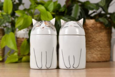 Almanya - Ekim 2023: Masada iki ev hayvanı vazosu var. İllüstrasyon Editörü