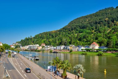 Heidelberg, Almanya - 28 Haziran 2024: Yazın sokak ve konut binaları ile aşağı Neckar nehir kıyısına bakın