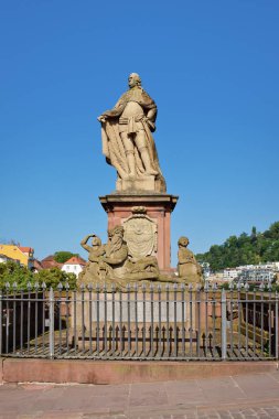 Almanya, Heidelberg - 28 Haziran 2024: Karl Theodor Köprüsü 'nde Prens Carl Theodor' un heykeli, Almancada 'Alte Brucke' olarak da bilinir.