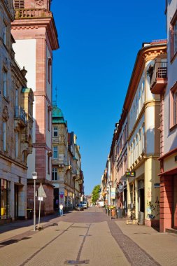 Heidelberg, Almanya - Haziran 2024: Tarihi şehir merkezinde 'Hauptstrasse' adı verilen alışveriş ana caddesi