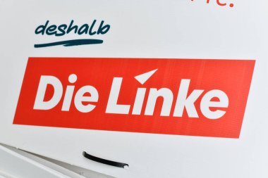 Almanya - 1 Ocak 2025: 'Bundestagswahl' adlı federal seçim posterinde sol siyasi parti 'Die Linke' logosunun kapatılması 