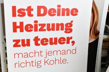 Almanya - 1 Ocak 2025: 'Bundestagswahl' adlı federal seçim için yüksek ısıtma maliyetlerine karşı 'Die Linke' adlı sol siyasi partinin seçim posteri 