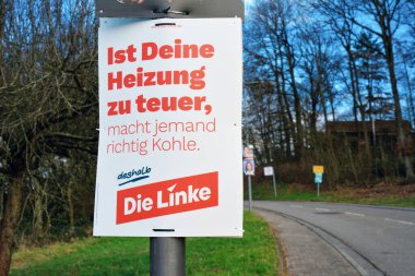 Heidelberg, Almanya - 25 Ocak 2025: 'Bundestagswahl' adlı federal seçim için yüksek ısıtma maliyetlerine karşı 'Die Linke' sloganıyla sol siyasi partinin seçim posteri 
