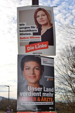 Heidelberg, Almanya - 25 Ocak 2025: Federal parlamento seçimleri için 'Bundestagswahl' 2025 seçim posterleri ve BSW ve 'The Left' partileri için reklamlar