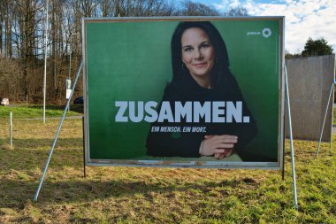 Heidelberg, Almanya - 25 Ocak 2025: Federal parlamento seçimlerinin afiş panosu 'Bundestagswahl' 2025 Yeşil siyasi parti 'Die Grunen' reklamlarıyla