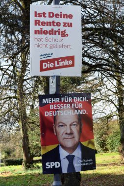 Heidelberg, Almanya - 25 Ocak 2025: Siyasi partilerin seçim posteri Die Linke ve CDU 'nun 2025 yılı federal seçimleri için' Bundestagswahl ' 