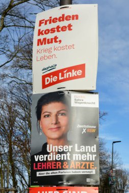 Heidelberg, Almanya - 25 Ocak 2025: Federal parlamento seçimleri için Bundestagswahl '2025 seçim posterleri Bundnis Sahra Wagenknrecht ve Die Linke partileri için reklamlar