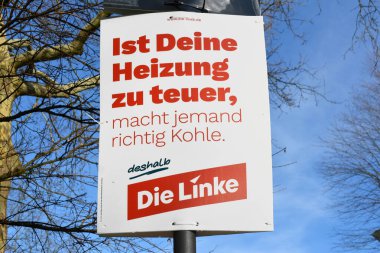 Heidelberg, Almanya - 25 Ocak 2025: Aşırı sol siyasi partinin 'Die Linke' posteri ve 2025 federal seçimlerinin yüksek ısıtma maliyetlerine karşı 'Bundestagswahl' 
