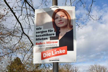 Heidelberg, Almanya - 25 Ocak 2025: 2025 Federal Seçim Posteri 'Bundestagswahl' adlı siyasi parti Sahra Mirow ile Die Linke