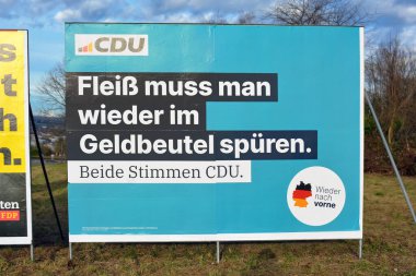 Heidelberg, Almanya - 25 Ocak 2025: Federal parlamento seçimleri için 'Bundestagswahl' 2025 yılına ait Hristiyan demokrat siyasi parti CDU reklamları içeren büyük reklam afişi