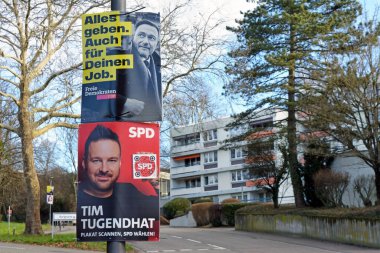 Heidelberg, Almanya - 25 Ocak 2025: Federal parlamento seçimleri için FDP ve SPD reklamlarıyla birlikte 'Bundestagswahl' 2025 posterleri