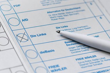 Almanya - Şubat 2025: 'Bundestagswahl' adlı Alman federal parlamento seçimleri için oy pusulasının üzerinde siyasi parti die Linke için yapılmış çapraz çekim