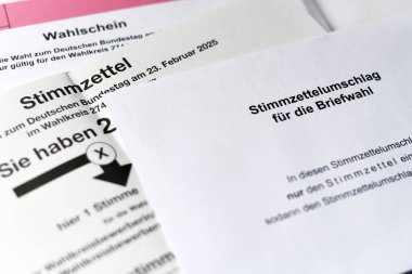 Almanya - Şubat 2025: 'Bundestagswahl' adlı Alman federal parlamento seçimleri için posta ve oy pusulası zarfları