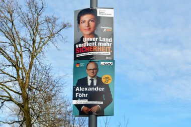 Heidelberg, Almanya - 25 Ocak 2025: Federal parlamento seçimleri için BWS ve CDU siyasi partileriyle 'Bundestagswahl' 2025 afişleri