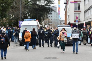 Heidelberg, Almanya - 12 Şubat 2025: Aşırı sağcılığı protesto eden polis güçleri